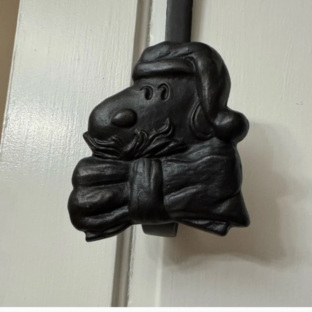 Pottery Barn Feative Wreath Peanuts Snoopy Door Hanger. NWT